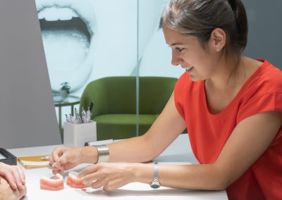 Mujer informándose sobre ortodoncia invisible