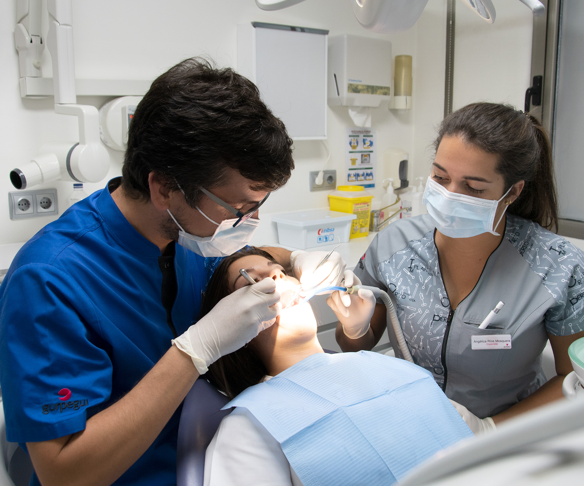 dentista atendiendo a paciente en clinicas gurpegui