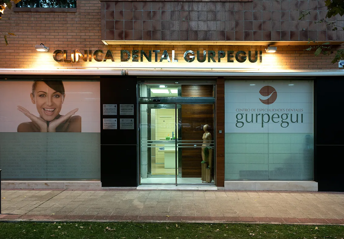 Fachada nocturna de la clínica dental Gurpegui en Logroño Sur