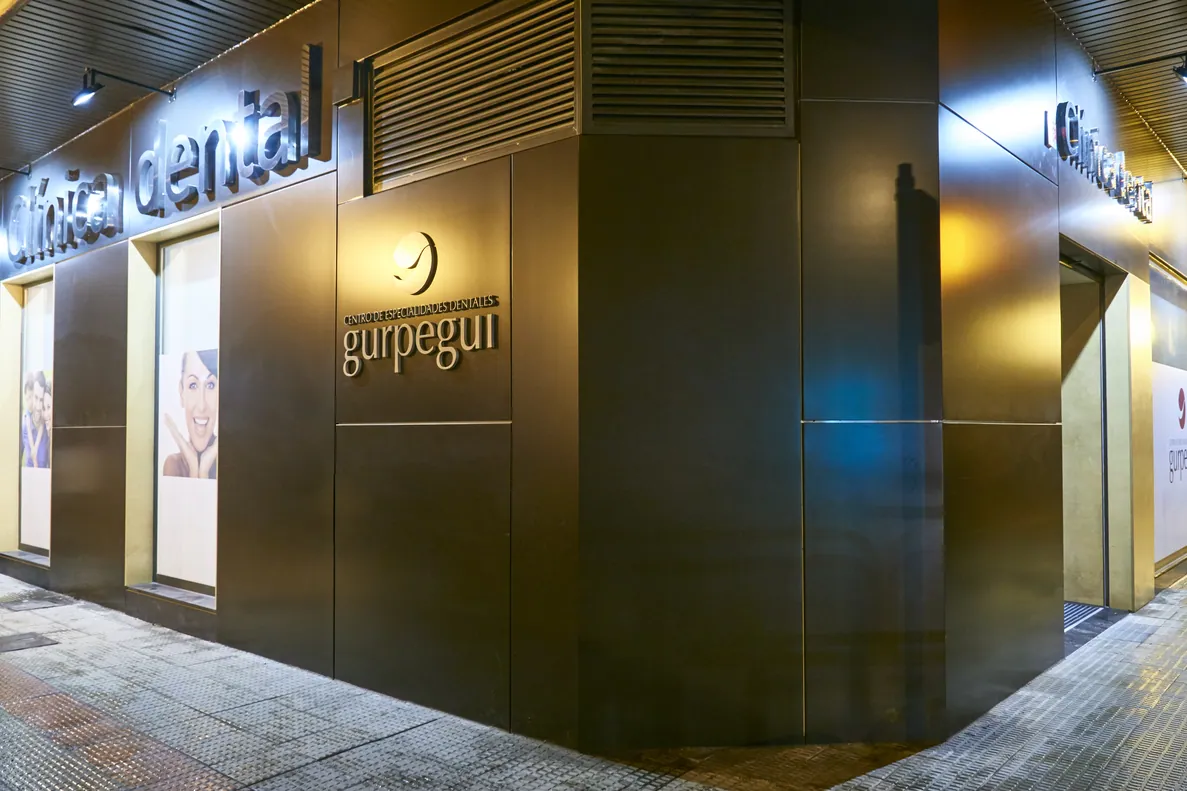 Fachada nocturna de la clínica dental Gurpegui en Santo Domingo de la Calzada