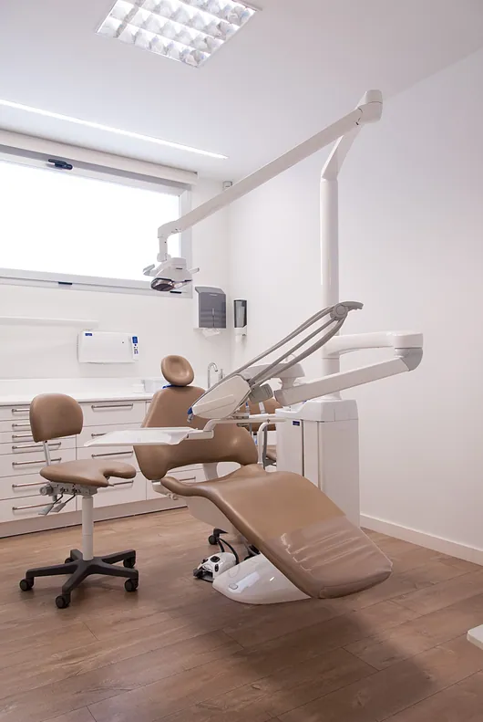 Gabinete dental con sillón en la clínica dental Gurpegui de Arnedo