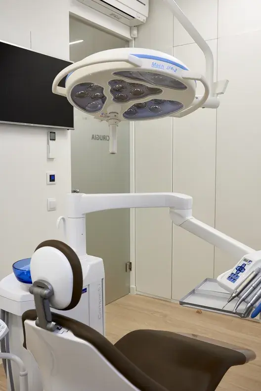 Gabinete dental con sillón en la clínica dental Gurpegui de Nájera