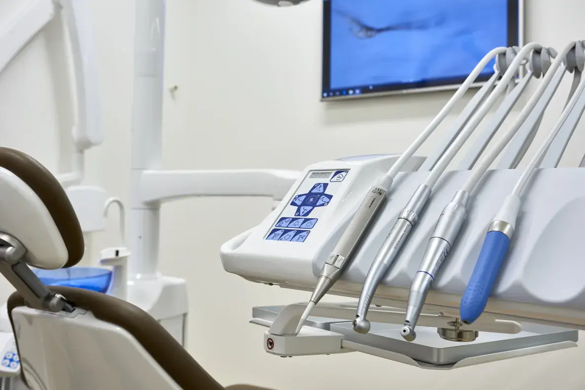 Instrumentos dentales en la clínica dental Gurpegui de Nájera