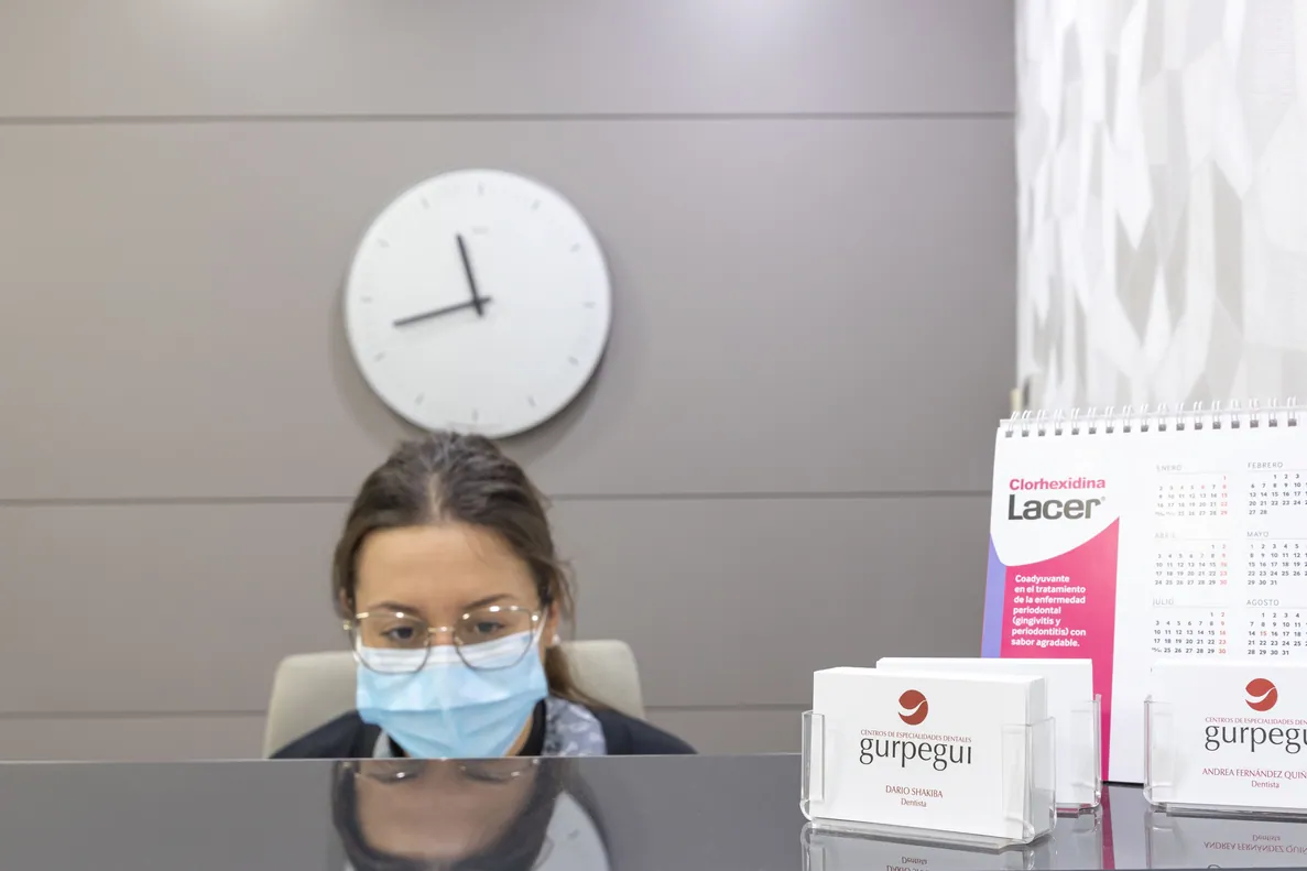 Mostrador de recepción en la clínica dental Gurpegui de San Adrián