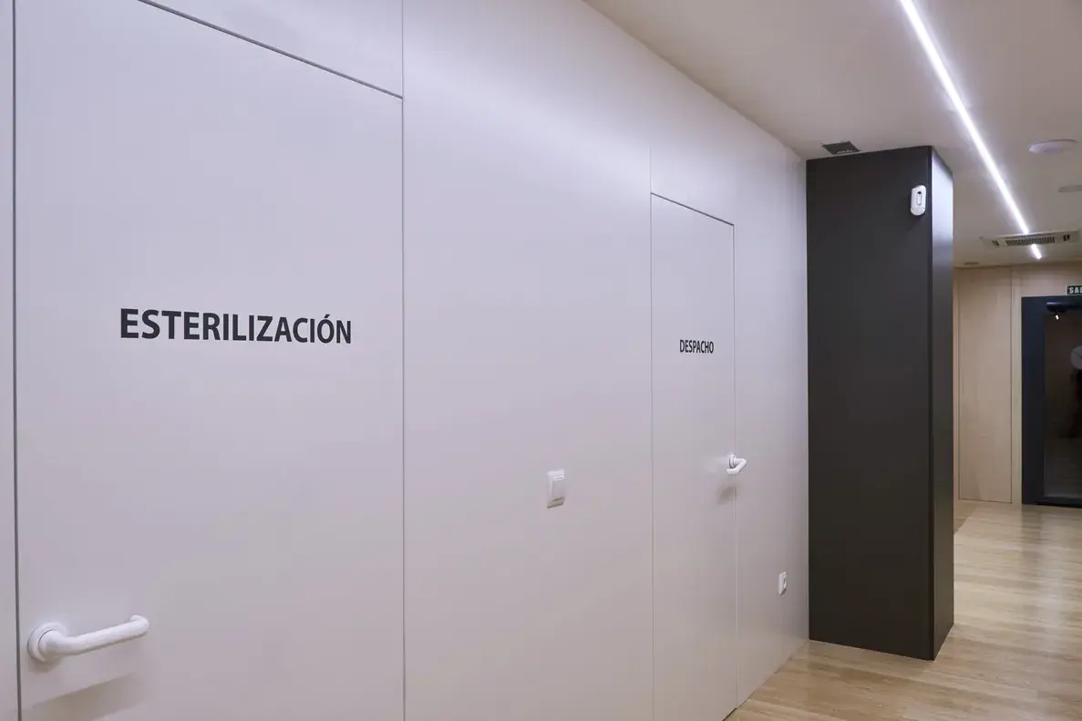 Pasillo y sala de esterilización en la clínica dental Gurpegui de Santo Domingo de la Calzada