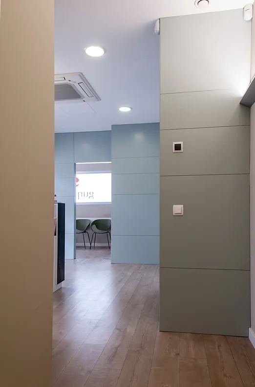 Pasillo interior de la clínica dental Gurpegui de Arnedo