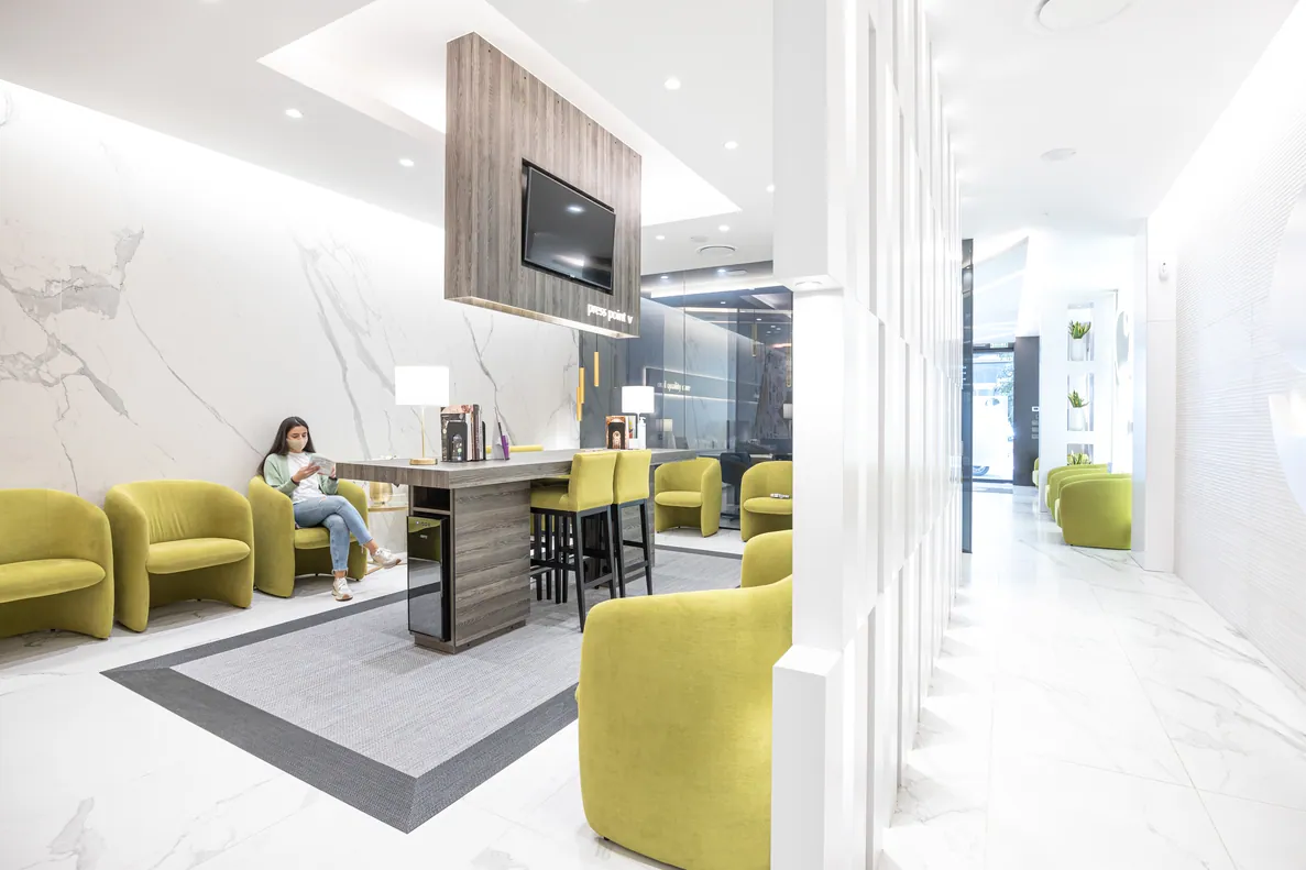 Hall de entrada moderno de la clínica dental en Logroño
