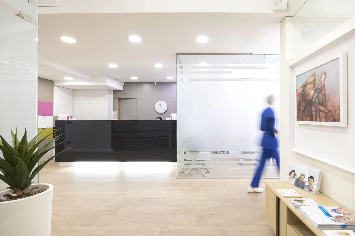 Interior de la recepción de la clínica dental Gurpegui de San Adrián