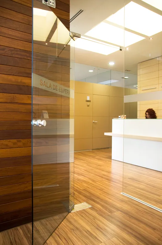 Sala de espera y acceso en la clínica dental Gurpegui de Logroño Sur