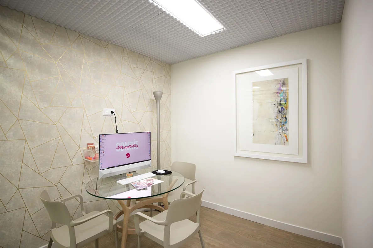 Sala de espera con WiFi en la clínica dental Gurpegui de San Adrián
