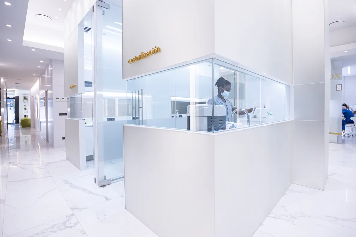 Sala de esterilización con equipos avanzados en la clínica dental de Logroño Centro