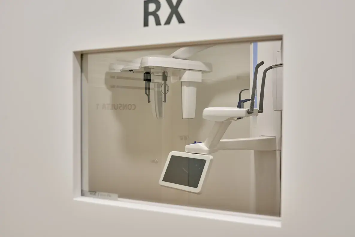 Sala de rayos X con ortopantomógrafo en la clínica dental Gurpegui de Nájera
