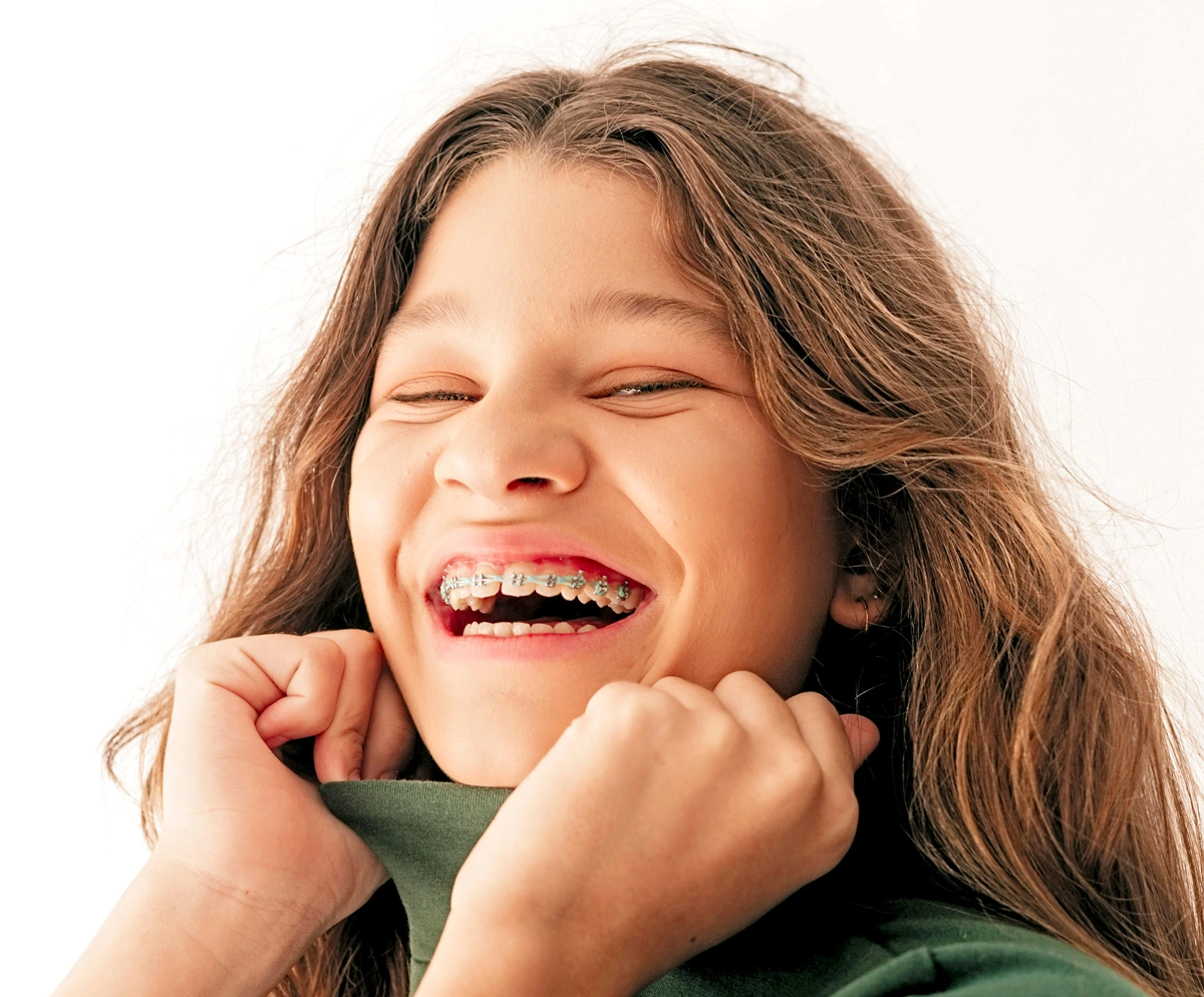 Niña en tratamiento de ortodoncia con brackets
