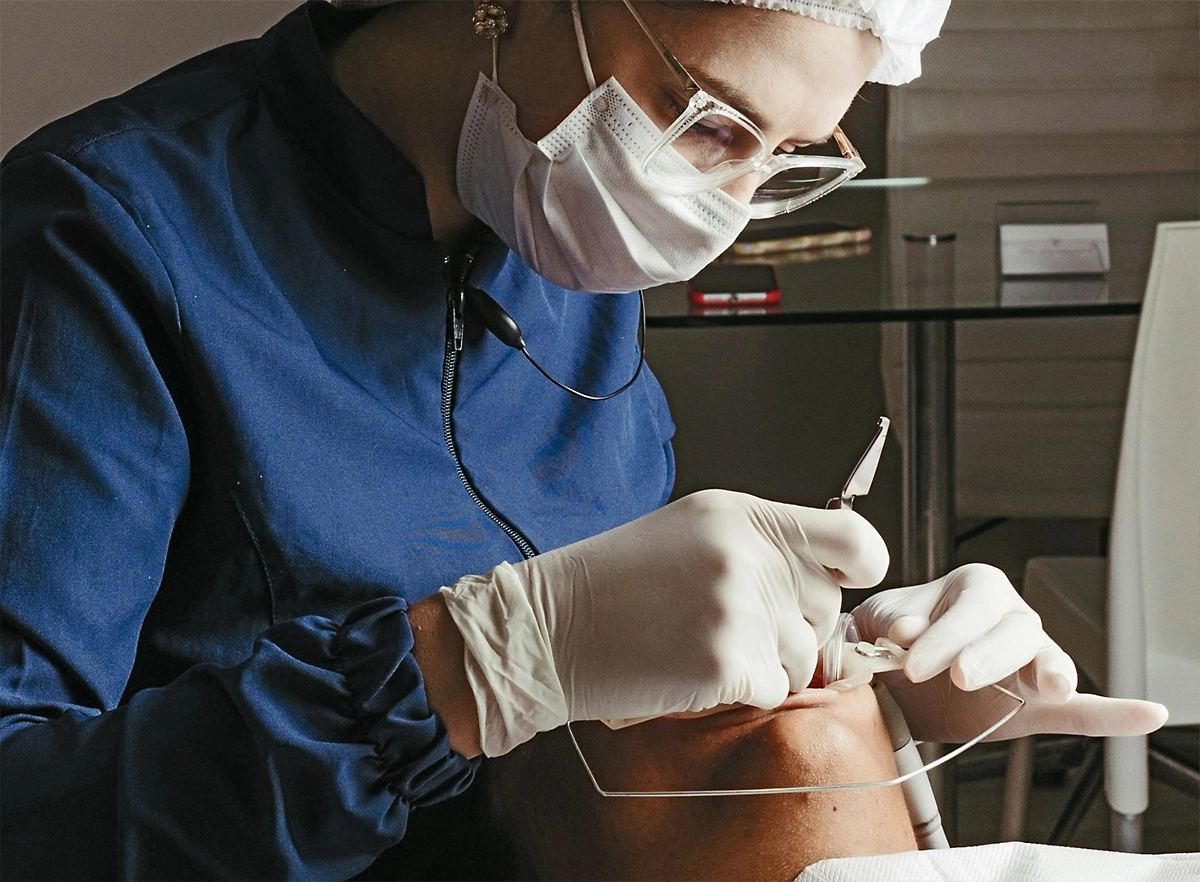 Higienista dental realizando limpieza dental